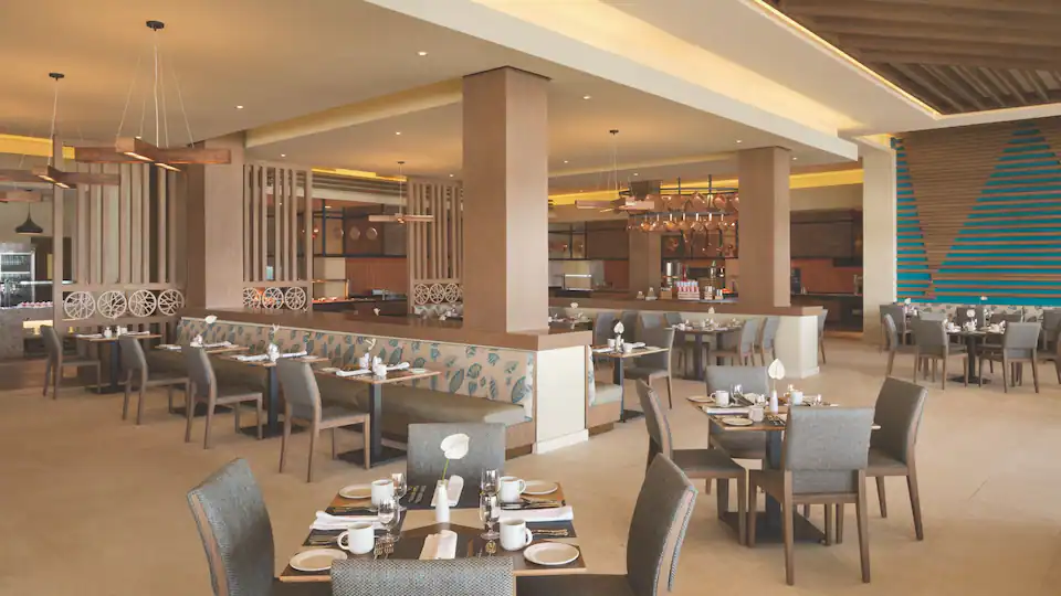 El Mercado buffet restaurant at Hyatt Ziva Cancun featuring interactive cooking stations, international cuisine, and a vibrant market-style dining atmosphere.