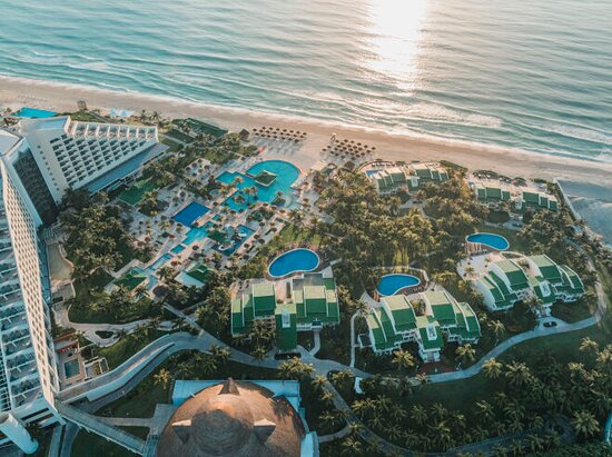 Iberostar Selection Cancun all-inclusive beachfront resort with ocean-view pools and golf course access in Cancun Hotel Zone.
